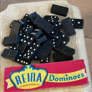 Reina dominoes